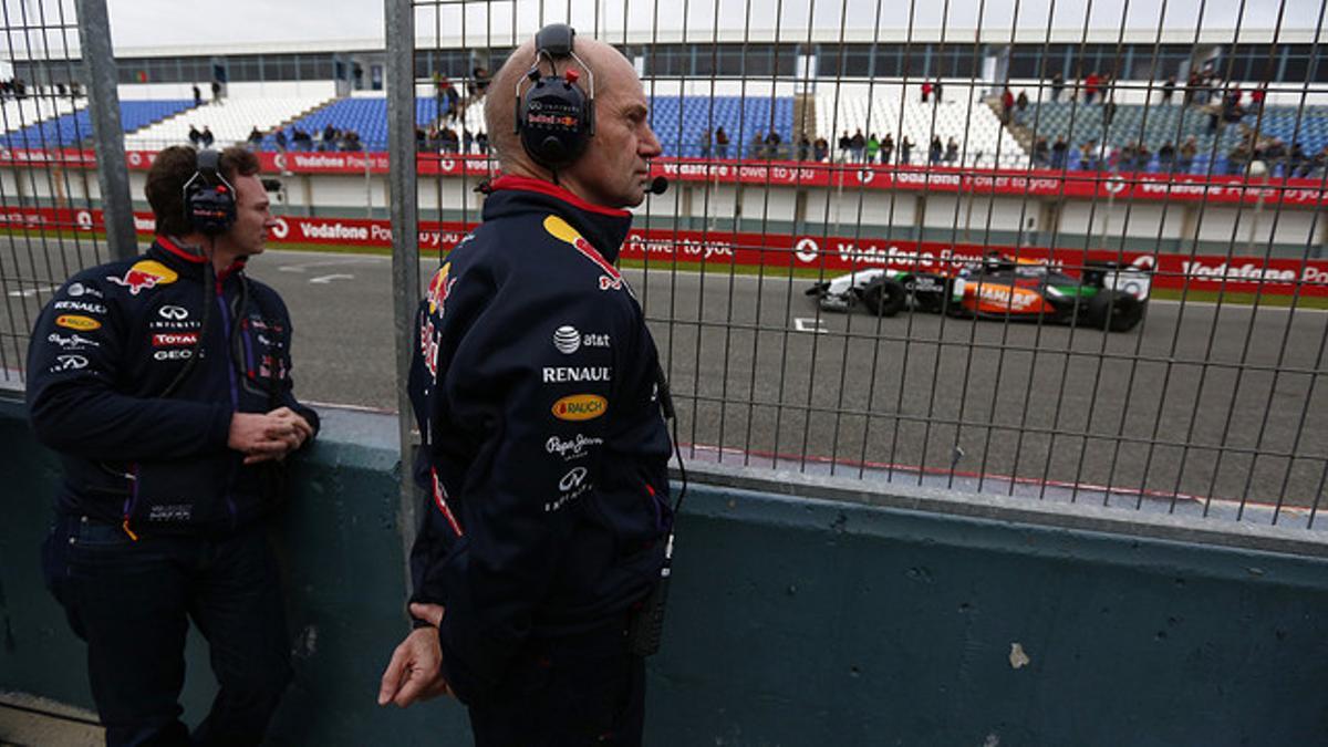 Adrian Newey (derecha) y Christian Horner siguen los primeros entrenamientos de la pretemporada desde el 'paddock', en el circuito de Jerez