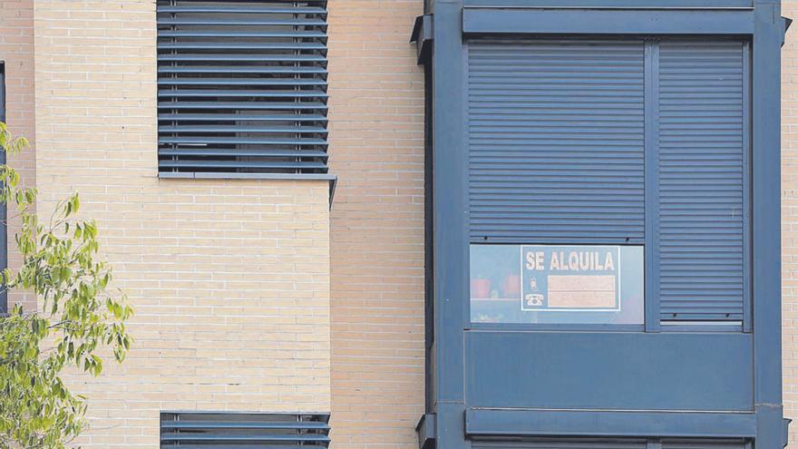 Cartel de ‘Se alquila’ en la fachada de una vivienda. |   // JESÚS HELLÍN / E. P.