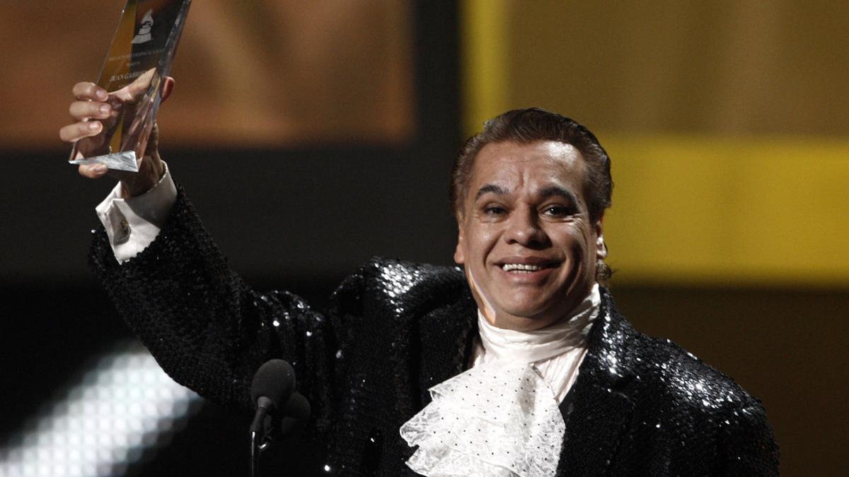 Juan Gabriel sostiene el Grammy al mejor artista latino del 2009.