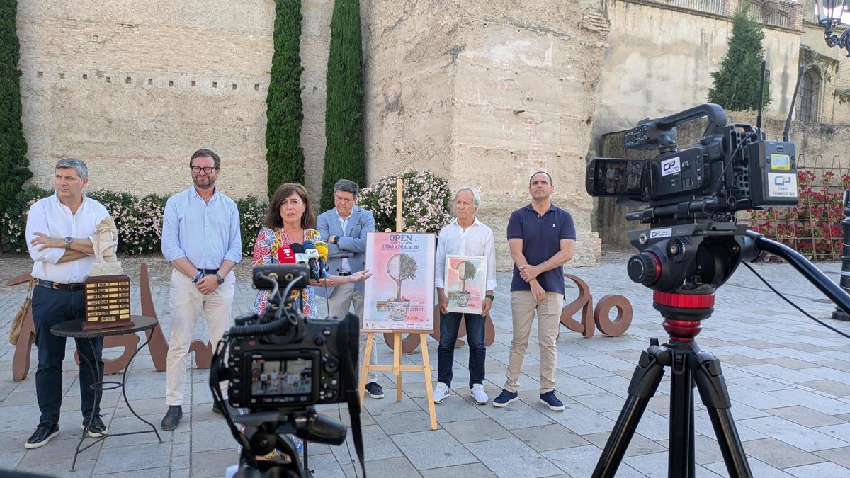 Asistentes a la presentación del torneo de tenis femenino de Palma del Río.