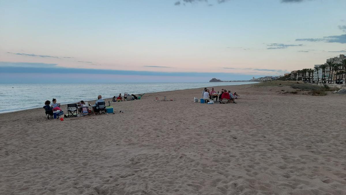 Una hoguera, la sorpresa de la noche en Benicarló.