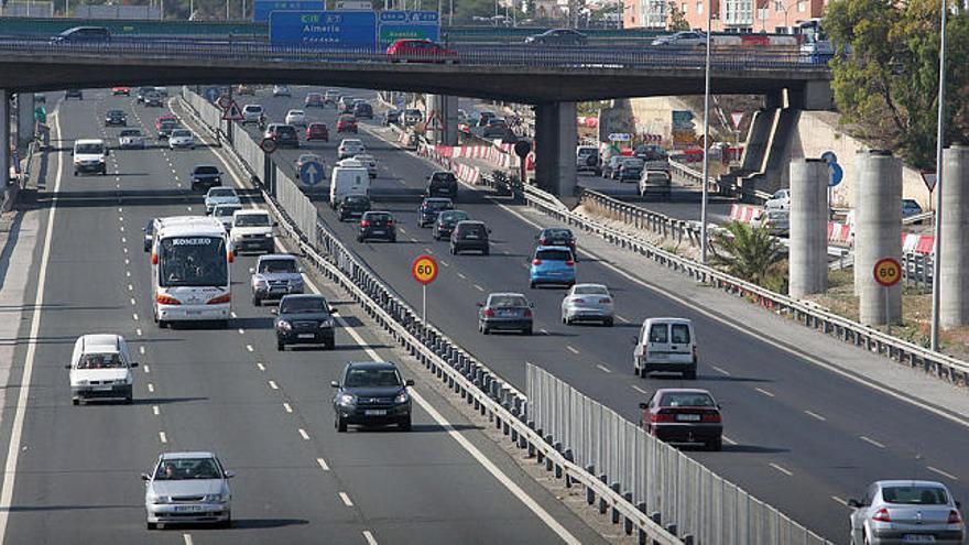 Tráfico. Circulación lenta en la Autovía del Mediterráneo durante la primera operación salida del verano, el pasado fin de semana.