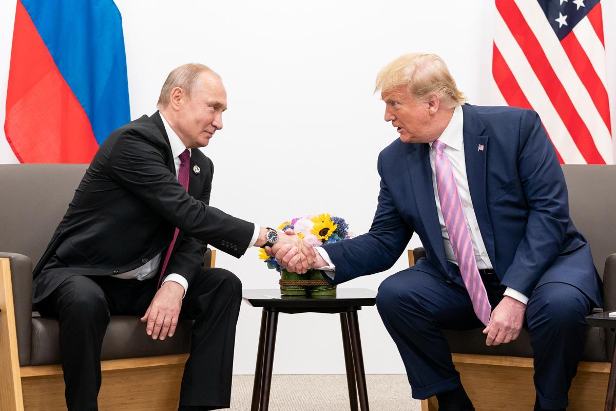 Vladímir Putin y Donald Trump se saludan durante la reunión que mantuvieron el 14 de junio de 2019 en la cumbre del G20 en Osaka.