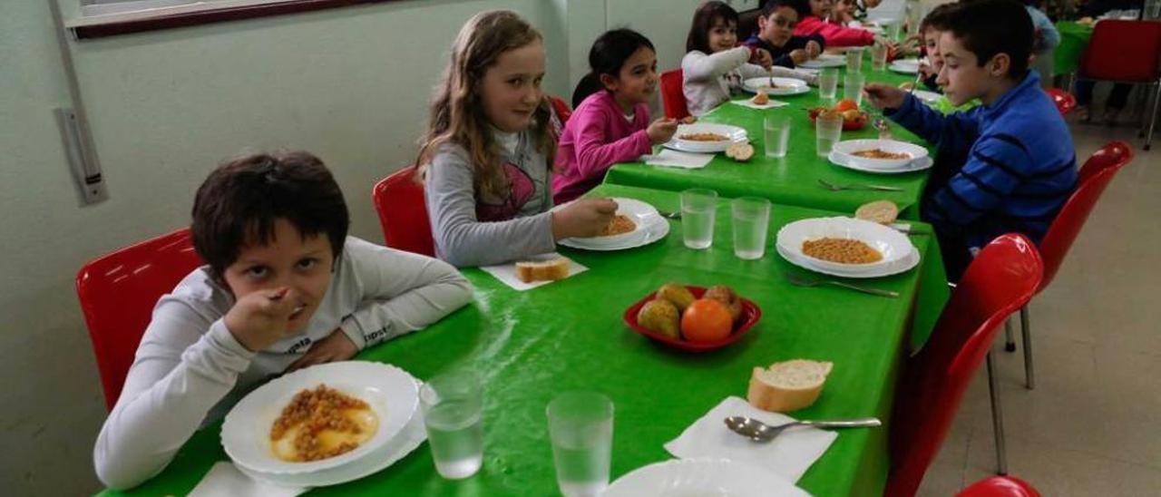 Los estudiantes, en el comedor escolar.