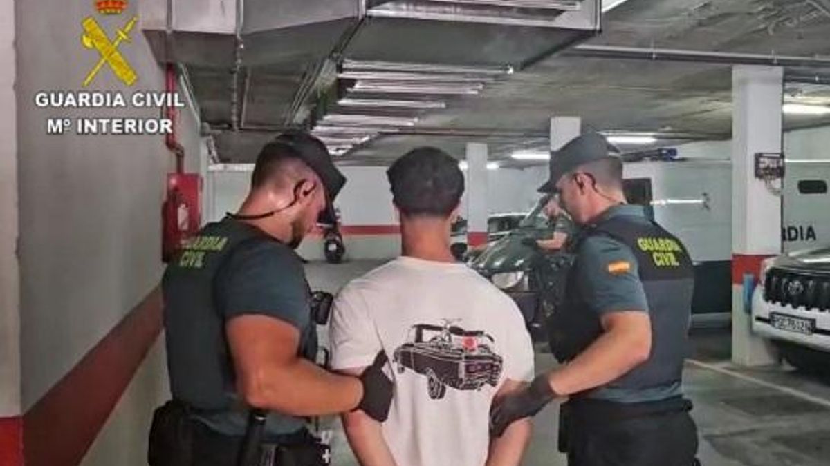 Agentes de la Guardia Civil llevan detenido al presunto autor del atropello de cinco peatones en Magaluf.