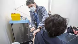 SOS de los hospitales de Alicante para que la población se vacune del refuerzo contra el covid