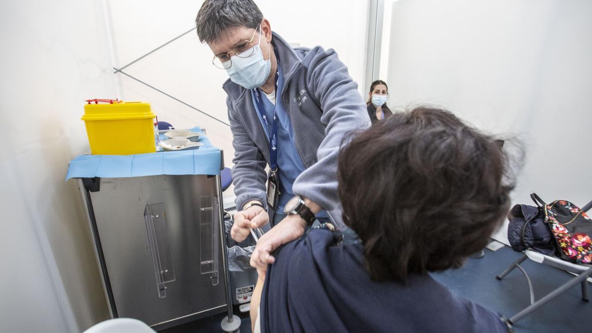 Vacunación libre en la carpa enfrente del Hospital de Día del General de Alicante