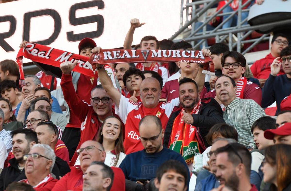 Aficionados del Real Murcia durante el partido de este pasado domingo frente al Atlético Madrileño.