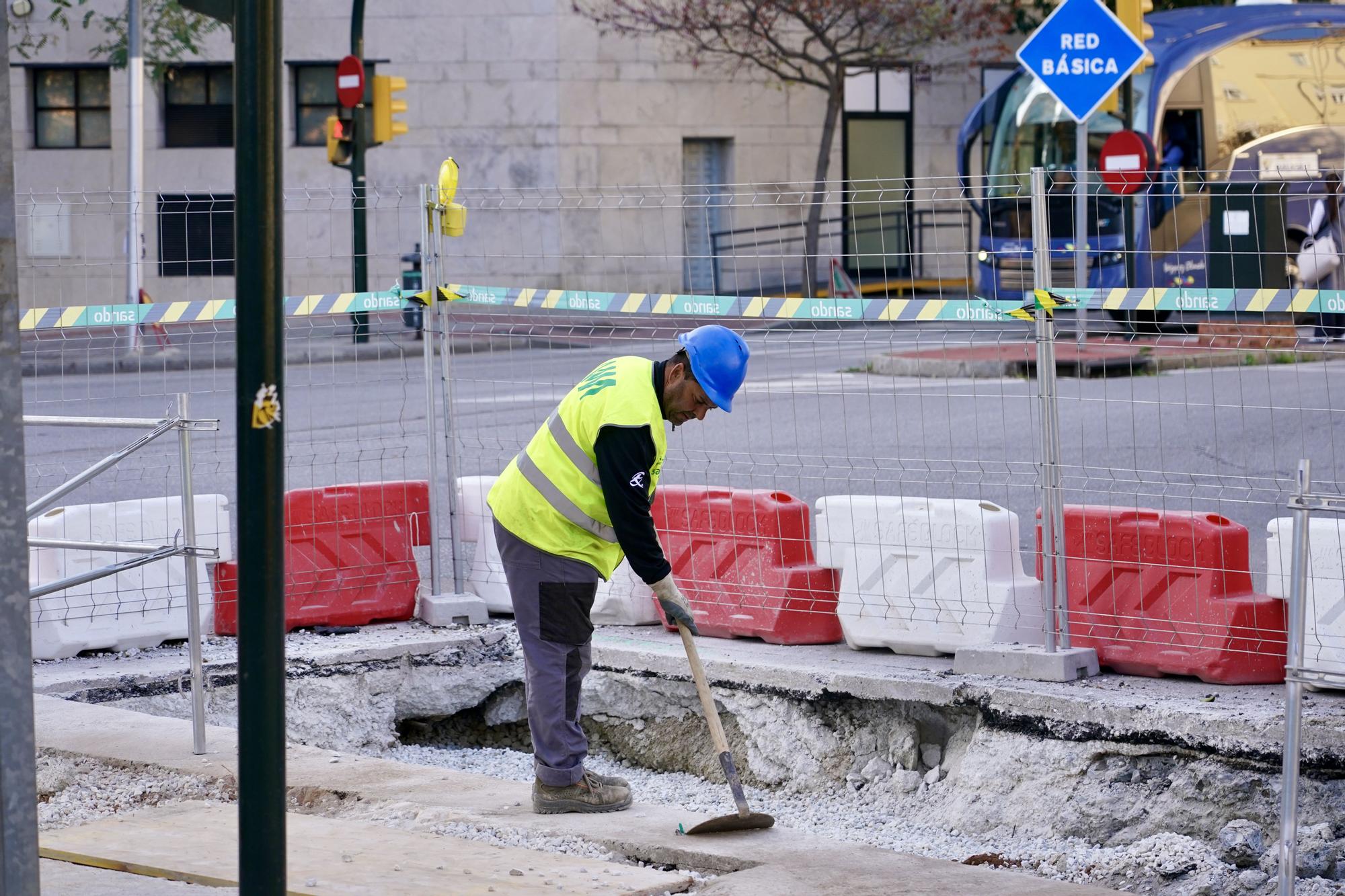 Obras en la calle Hilera para la prolongación del metro de Málaga hasta el Hospital Civil, en marzo de 2024.