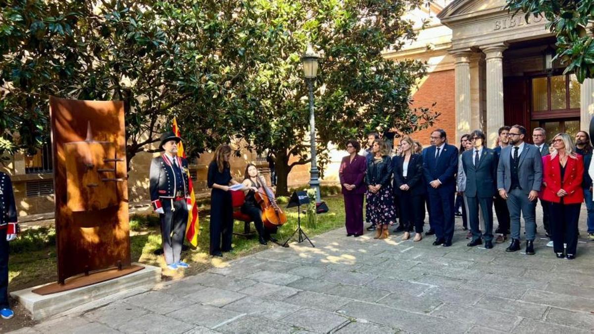 El president del Parlament, Josep Rull, encabeza la ofrenda floral de la Mesa del Parlament al expresident de la Generalitat Lluí­s Companys.