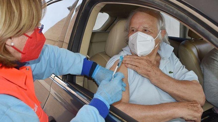 Manuel Benítez 'El Cordobés' recibe la primera dosis de la vacuna Pfizer, en una imagen de archivo. LADIS