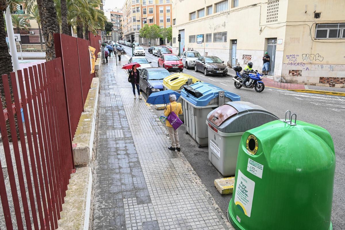Padres y madres del colegio Jaume I de Elche denuncian la peligrosidad y falta de salubridad en una entrada al centro