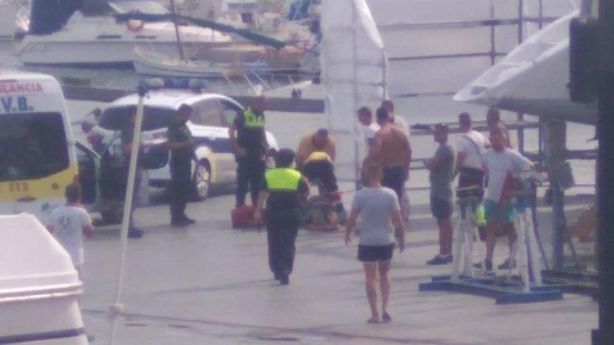 Policía, Guardia Civil y servicios sanitarios han atendido al accidentado en el varadero de Marina Internacional