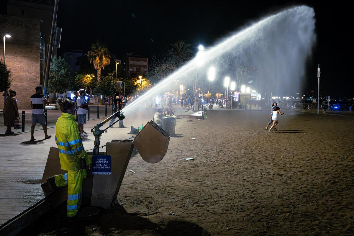 Refugio nocturno: Barcelona se refresca y descansa en sus playas durante las noches calurosas