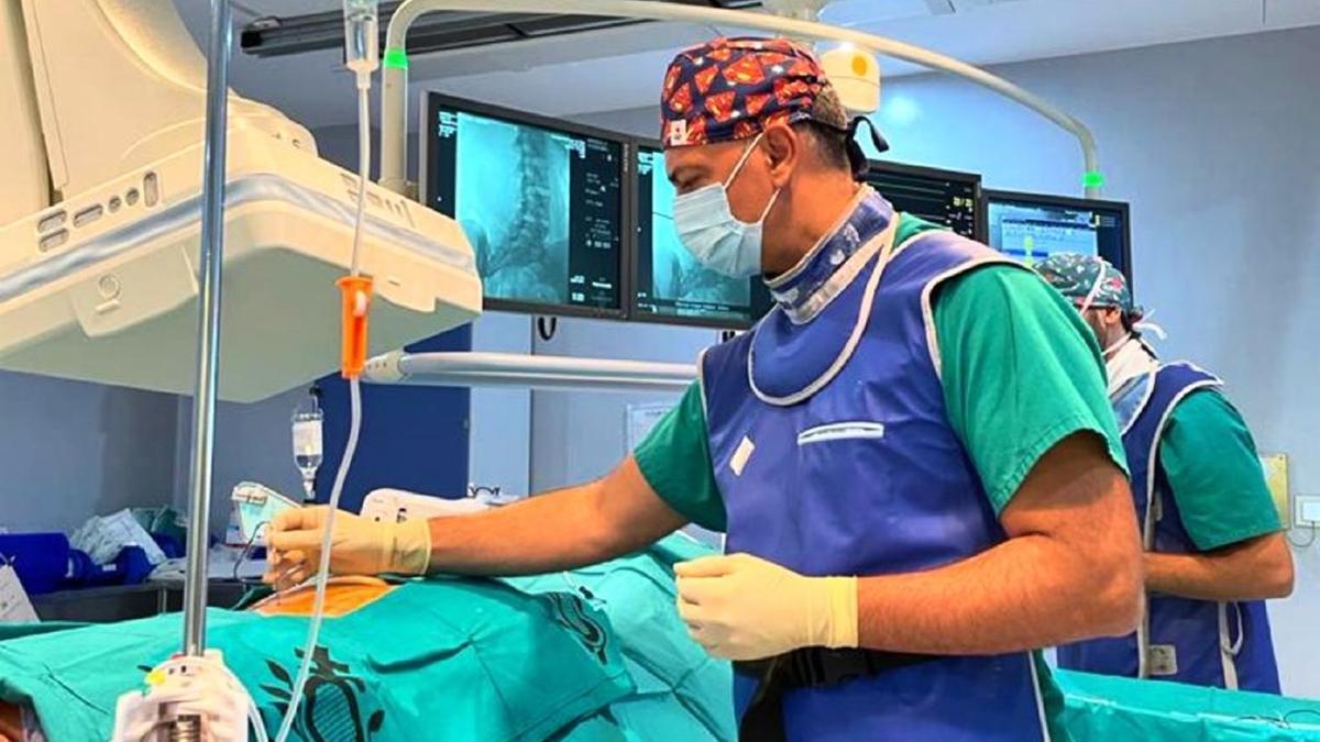 El doctor Marcel Larraz, durante un tratamiento de hernia discal en Córdoba