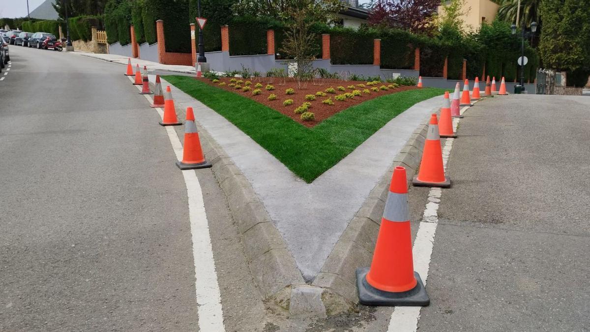 La reparación de la isleta de Monte Gamonal, solo a falta de bolardos | F. V.