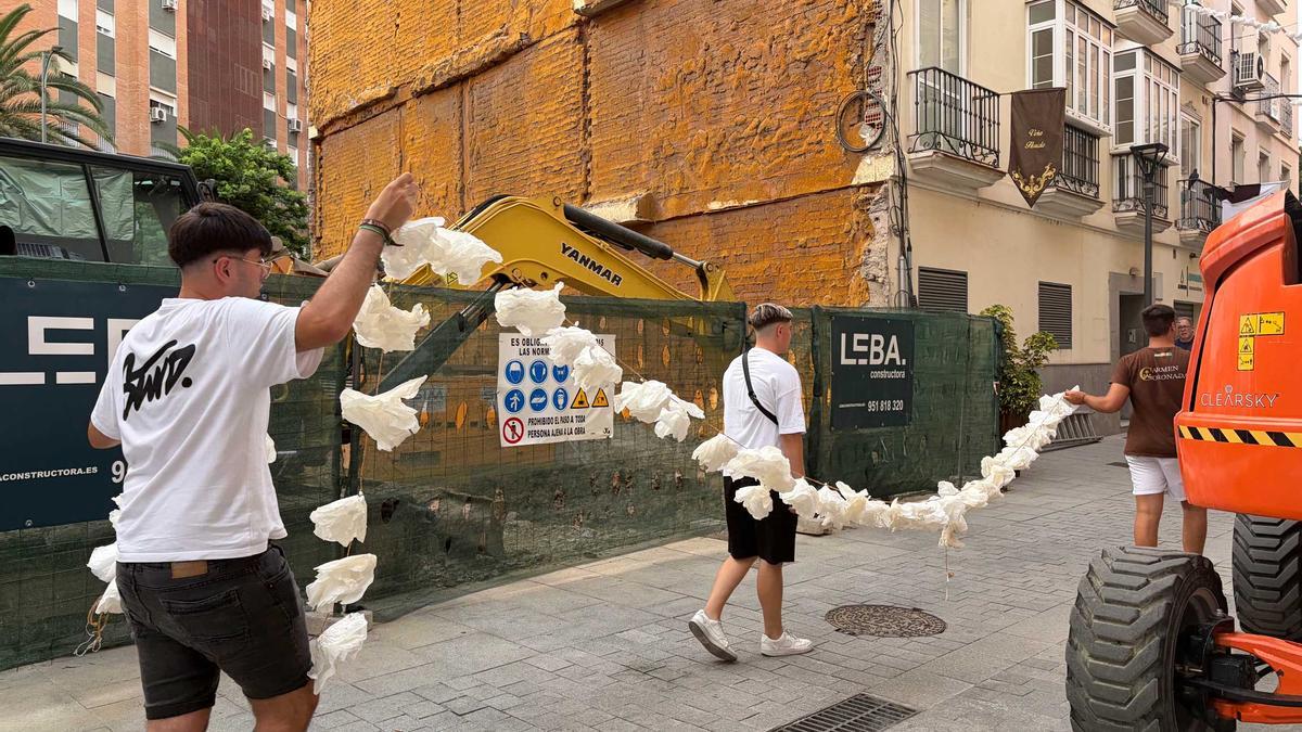 Colocación de girnarldas de flores en Calle Ancha