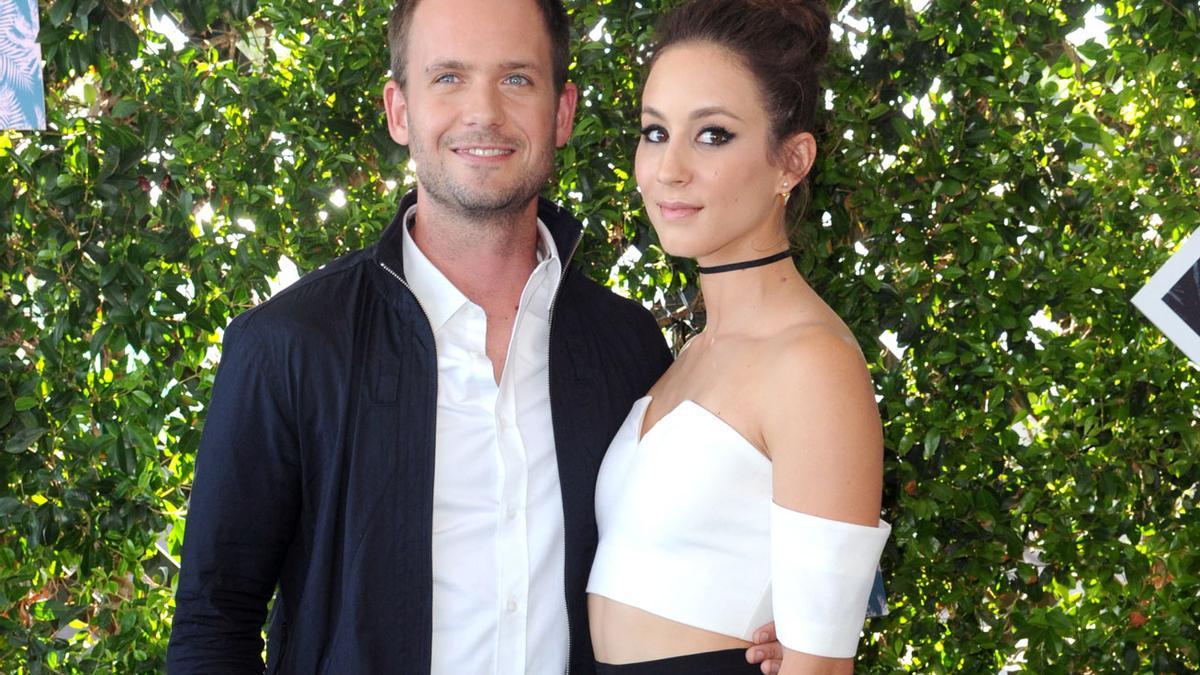 Patrick J. Adams y Troian Bellisario