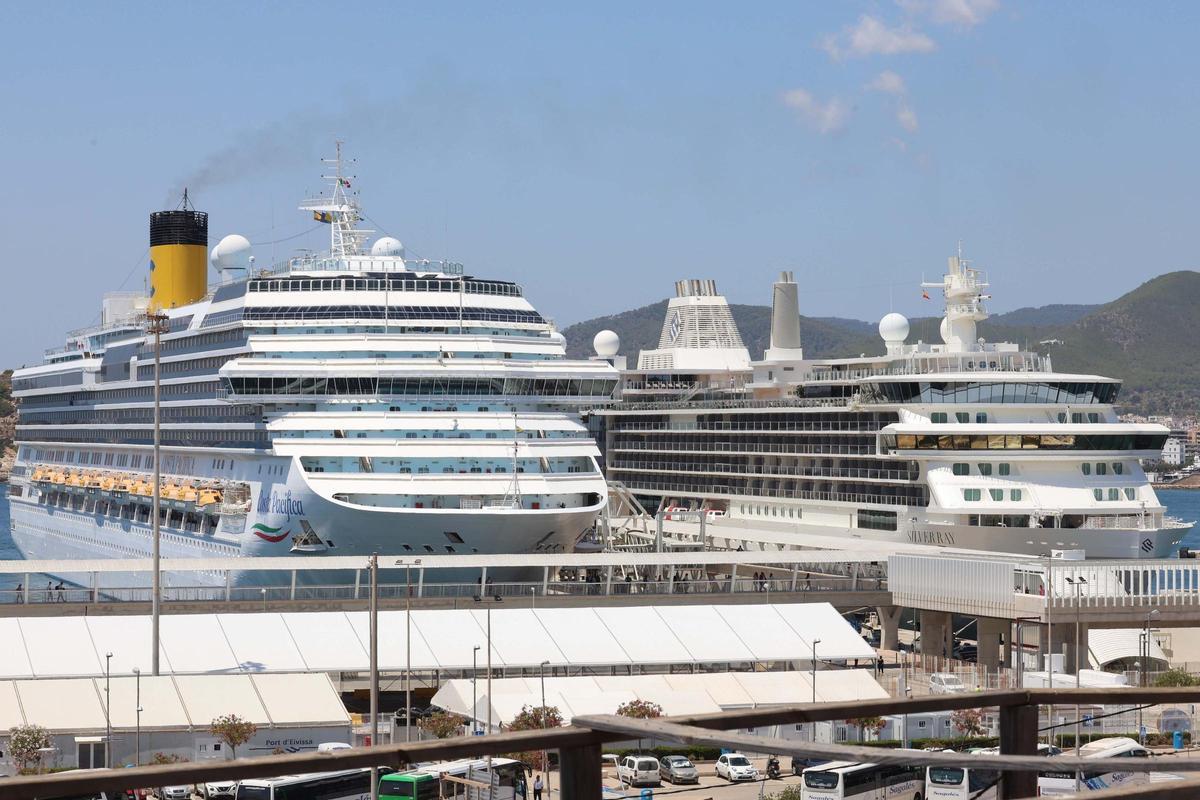 Tres cruceros coinciden en el puerto de Ibiza