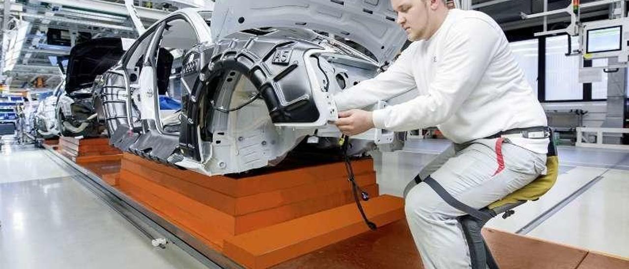 Un trabajador de Audi (Grupo Volkswagen) con un &quot;exoesqueleto&quot; de fibra de carbono. // FdV