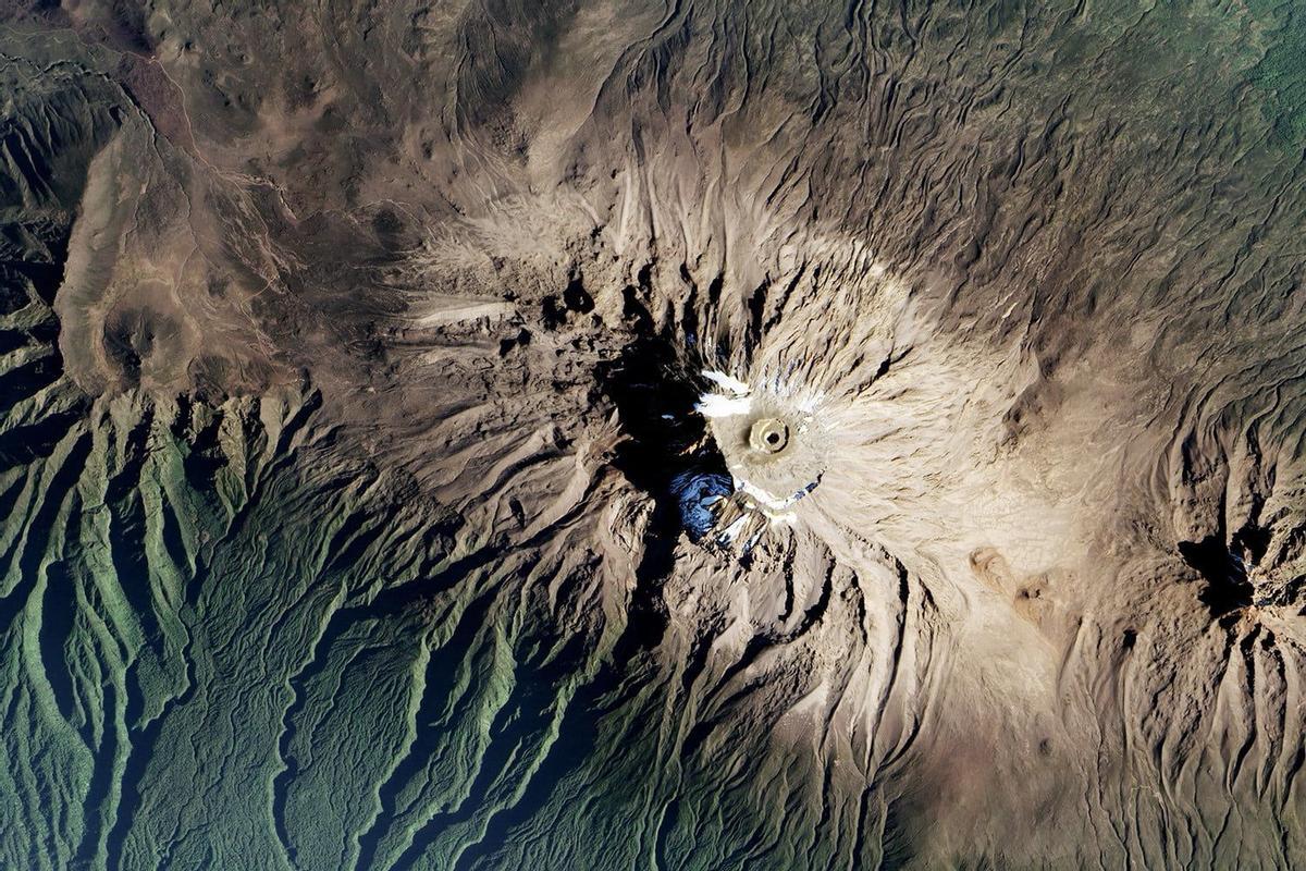 La cumbre del Klimanjaro, vista desde el espacio, casi sin nieve