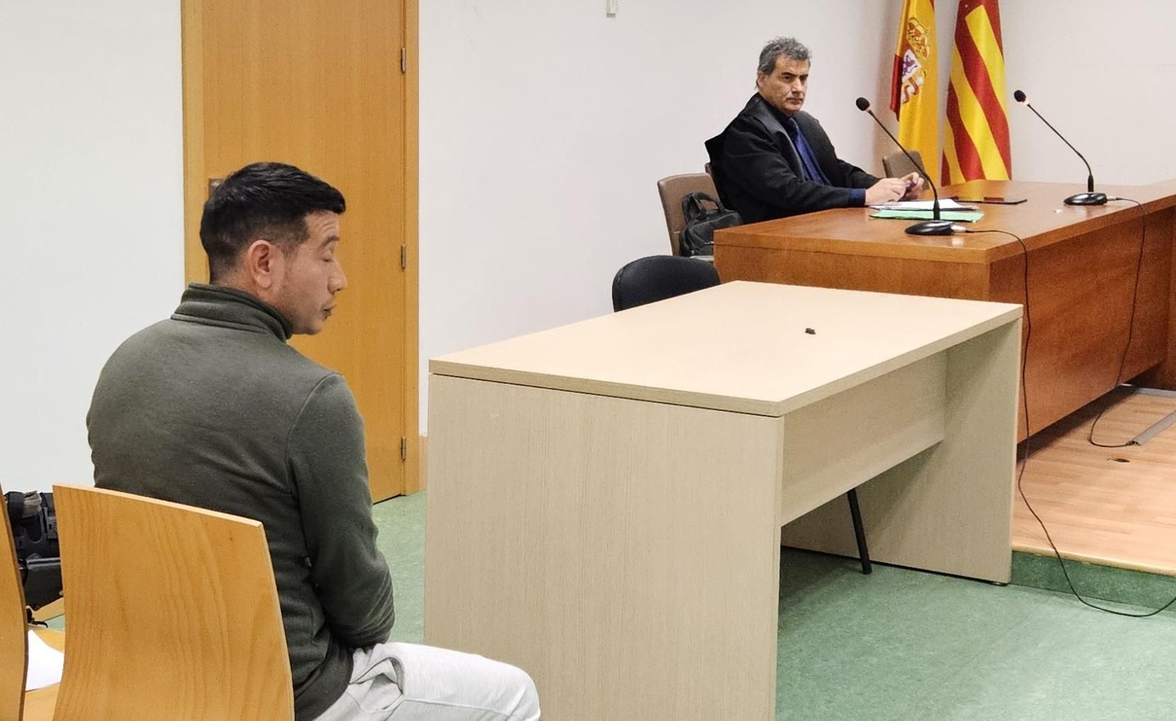 El acusado y su abogado defensor, en el juicio celebrado en la Audiencia de Alicante.