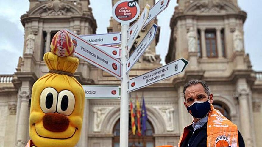 Colocación de la señal en la Plaza del Ayuntamiento