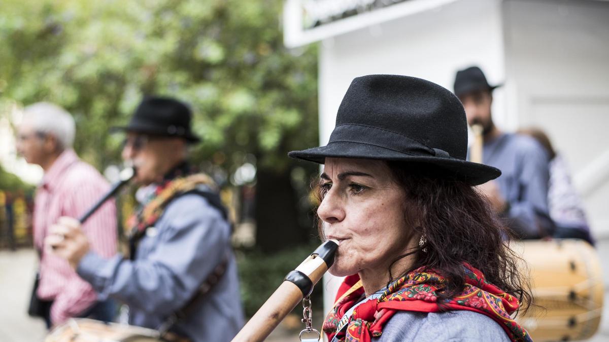 Una tamborilera en el 'Encuentro de Jurdan@s en Cáceres'