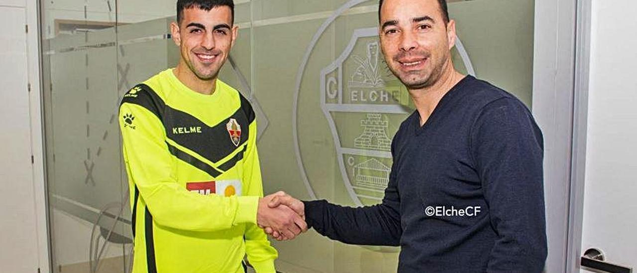 Carlos Castro estrecha la mano del director deportivo del Elche, Jorge Cordero.