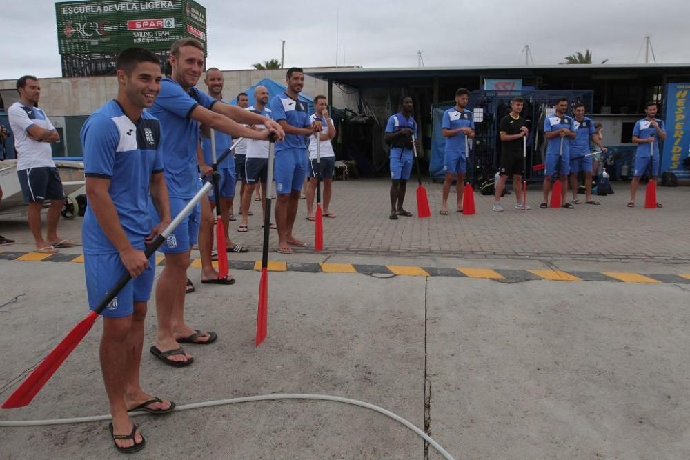 Los jugadores del FC Cartagena en el Club de Regat