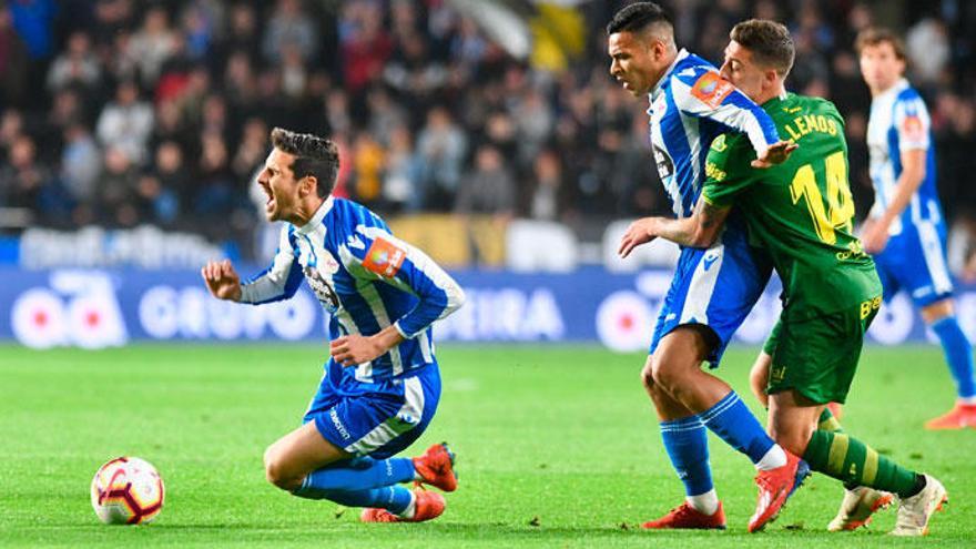 Vicente cae derribado en el partido. | carlos pardellas