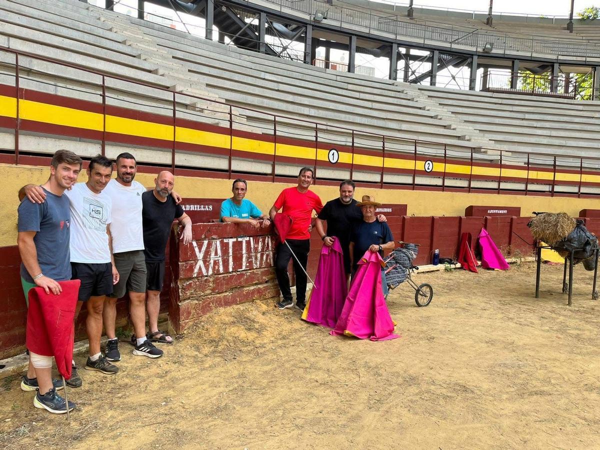 Otro momento del entrenamiento de los toreros, banderilleros y aficionados en la plaza de toros de Xàtiva.