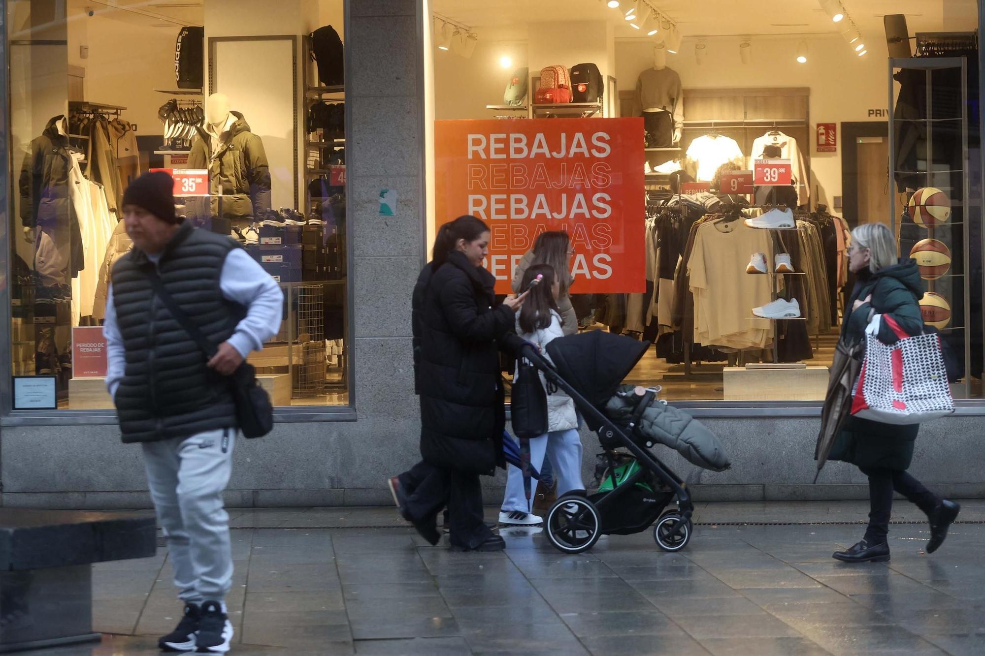 Las calles de Vilagarcía durante las rebajas de enero.