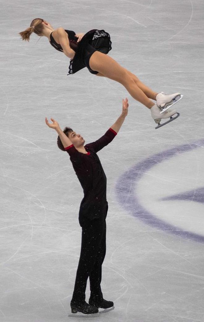 Minerva Fabienne Hase y Nolan Seegert de Alemania se presentan en el programa de parejas durante el campeonato mundial de patinaje artístico en Saitama.