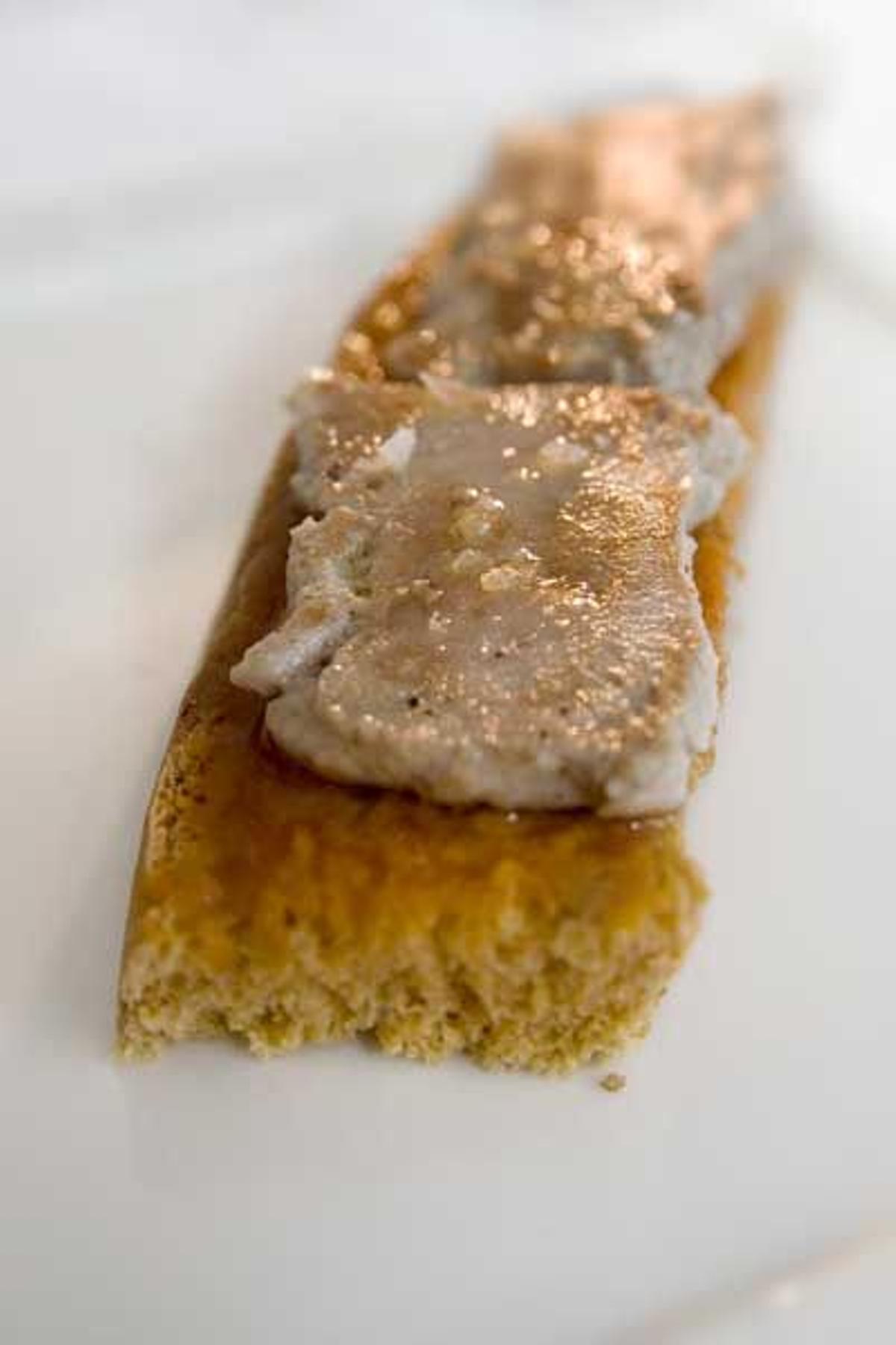 Pan de romesco, mermelada y ventresca de bonito (L'Onada).