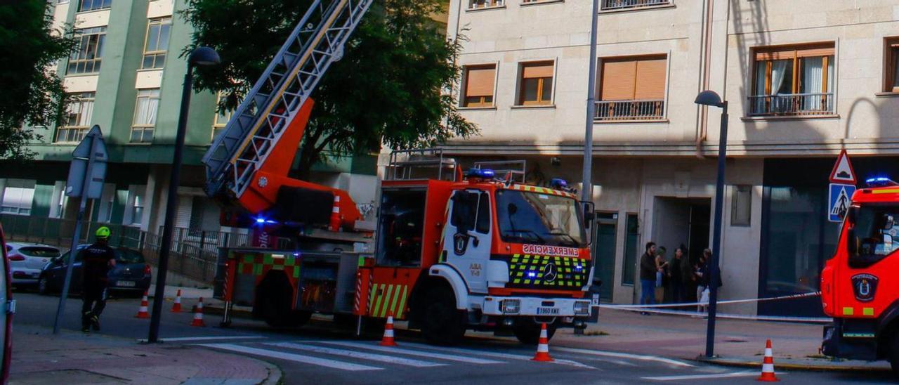 Una intervención de Emerxencias Vilagarcía en un desprendimiento de tejas en Moreira Casal.