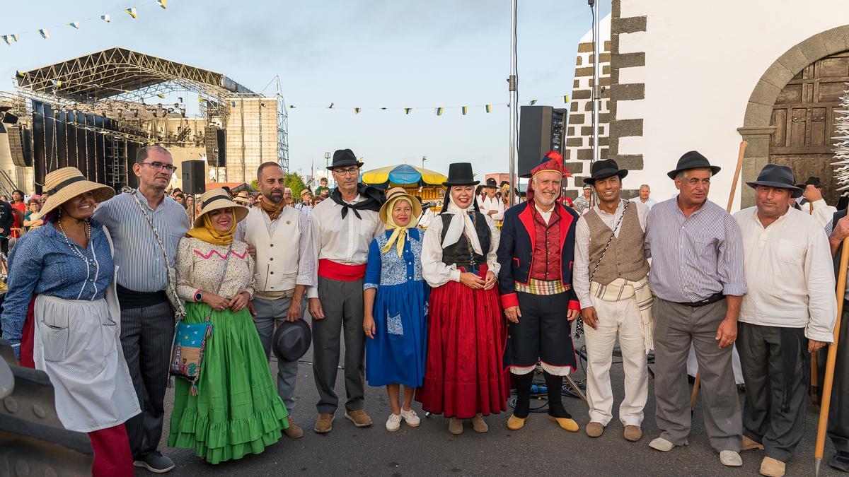 El presidente del Gobierno de Canarias junto a la presidenta del Cabildo de Lanzarote y otros representantes de Lanzarote y La Graciosa