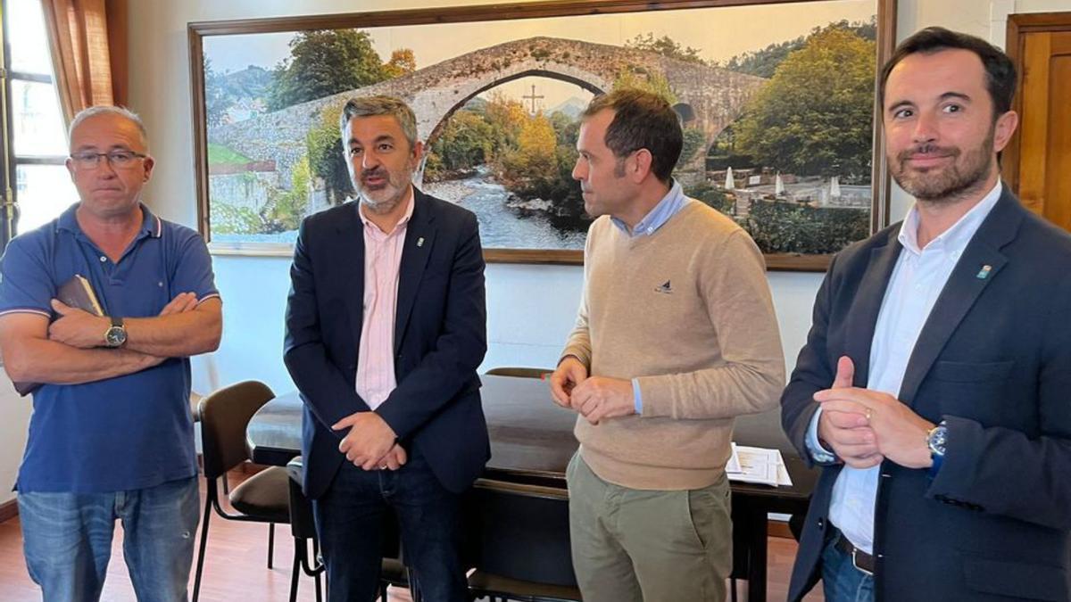 Por la izquierda, Toño García, Alejandro Calvo, José Manuel González y  David Villar, ayer, en el Ayuntamiento de Cangas de Onís. | M. V.