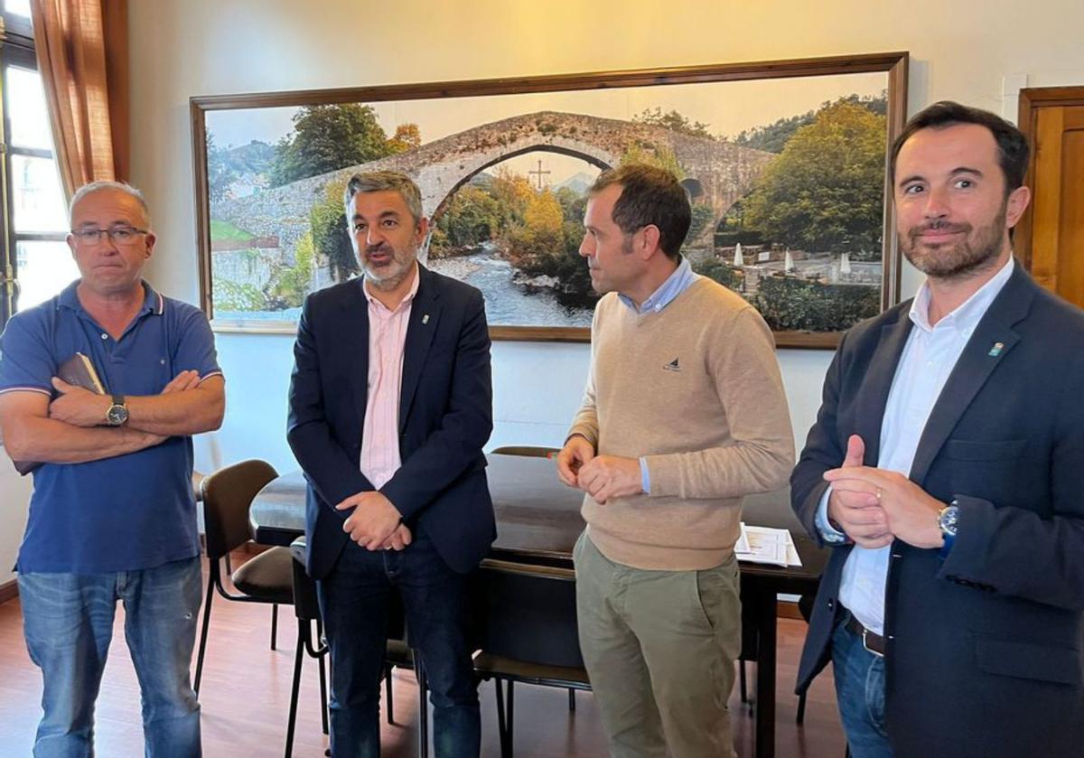 Por la izquierda, Toño García, Alejandro Calvo, José Manuel González y  David Villar, ayer, en el Ayuntamiento de Cangas de Onís. | M. V.