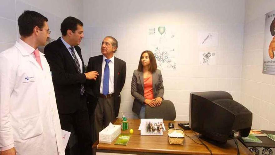 El delegado de la Junta conversa por el presidente de la AECC de Zamora en la oficina del programa.