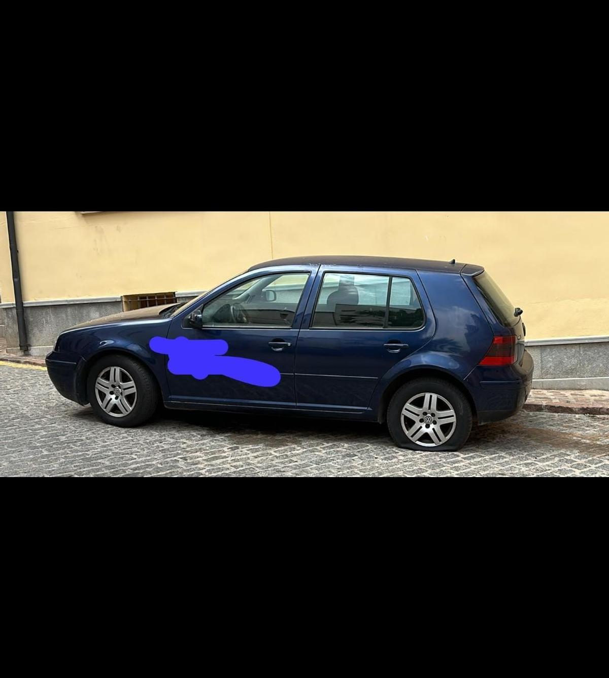 Un coche con otra rueda pinchada