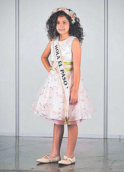 3. Candela Rodríguez Martín. ‘Una fiesta en mi jardín’. Diseñador: Awara Creaciones. Representa: Hola El Paso. Ayuntamiento de El Paso