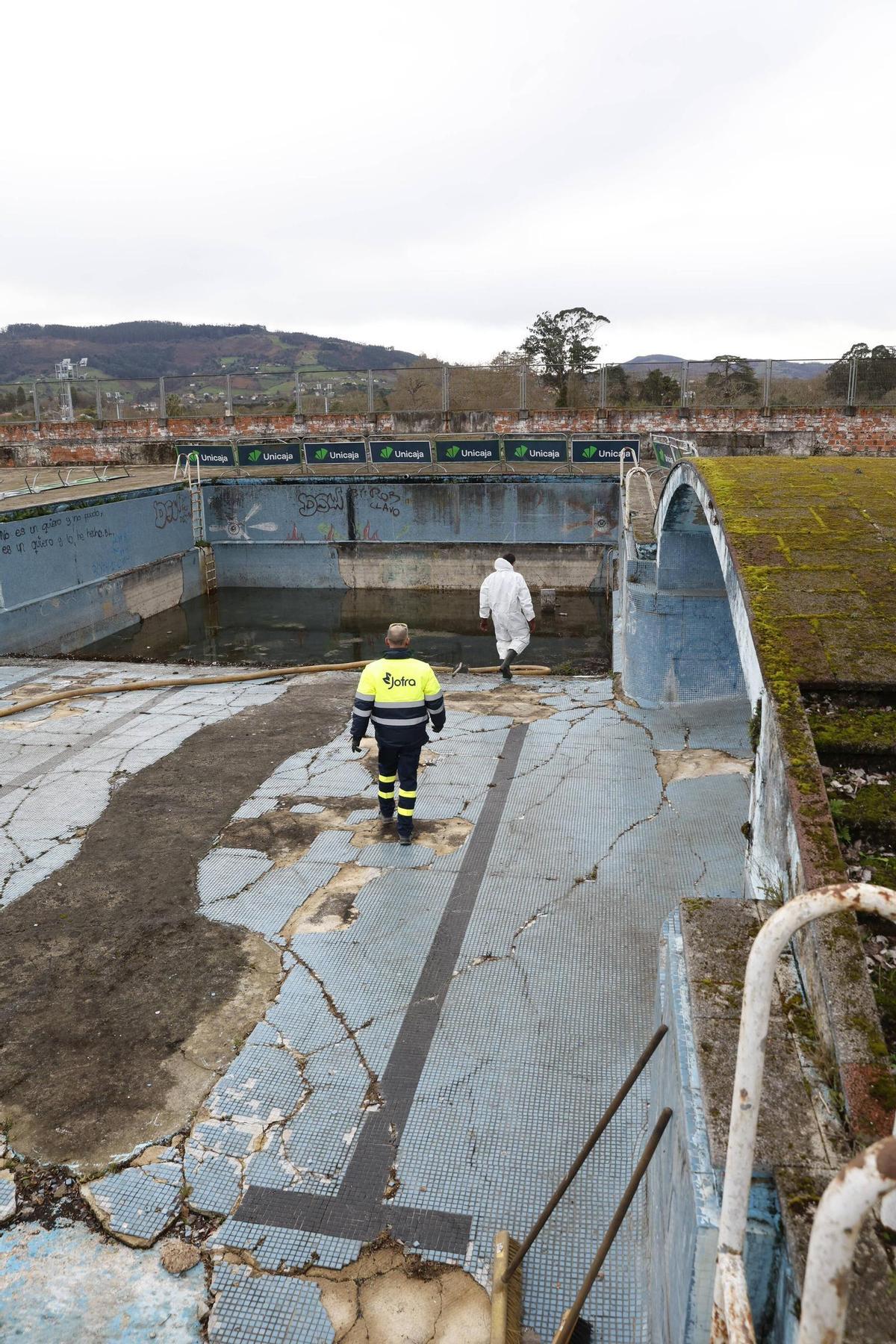 El inicio de los trabajos para dragar las piscinas de la Laboral, en imágenes
