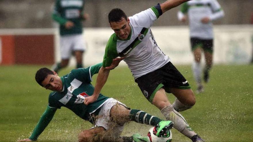 Santi Comesaña, del Coruxo, trata de recuperar el balón ante el santanderino Caneda en el partido disputado ayer en O Vao. // Ricardo Grobas