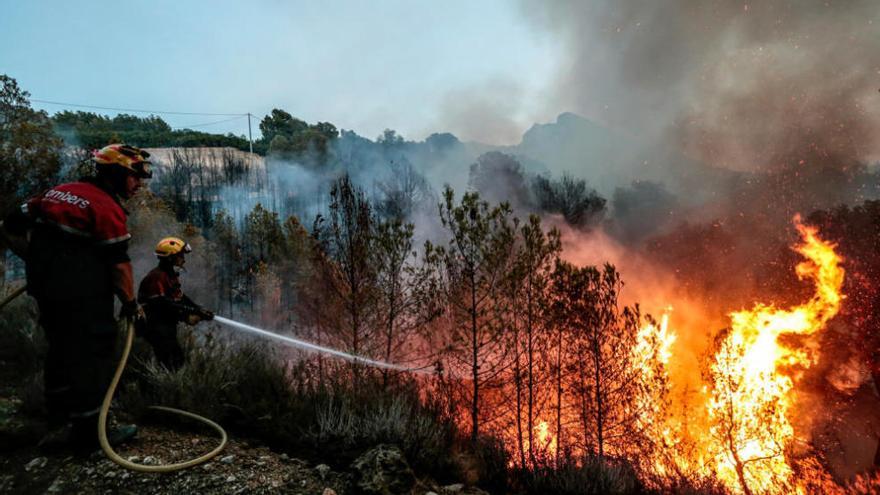 Desalojadas 20 personas de un hotel rural por el incendio forestal de Bolulla