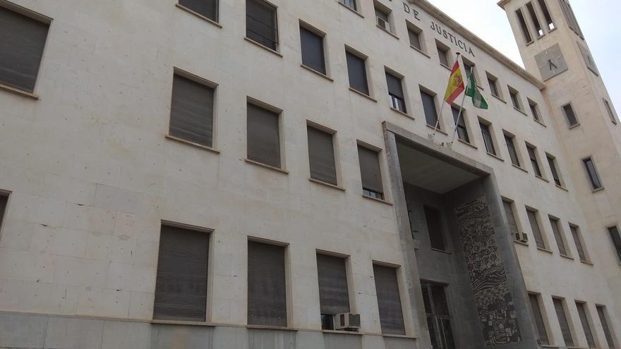 Condenado a ocho años de cárcel por casi matar a pedradas en la cabeza a una mujer en Roquetas de Mar (Almería)