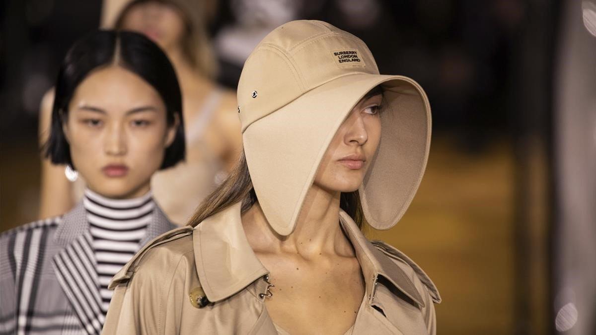 lmmarco49891524 a model wears a creation by burberry at the spring summer 20190918131640