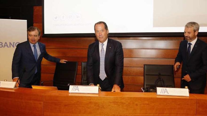 Desde la izquierda: Francisco Botas, Juan Carlos Escotet y Alberto de Francisco, ayer en Vigo. // Alba Villar