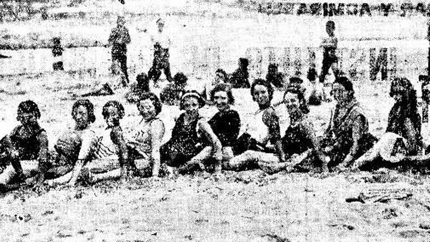 A la izquierda, una fotografía publicada el 15 de agosto de 1933 en «El Noroeste», con el siguiente pie: «Estas nenas gijonesas, hasta para tomar el baño de sol se sitúan en plan de conquista». A la derecha, otra imagen publicada el mismo día con este pie de foto: «La batelera parece sonreír a algún bañista próximo, como diciéndole que en la piragua cabe otro».