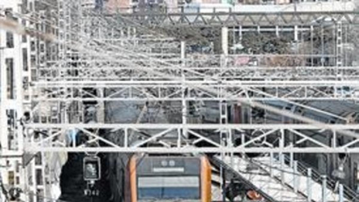 Un tren de Rodalies en la estación de Bellvitge, en L'Hospitalet.